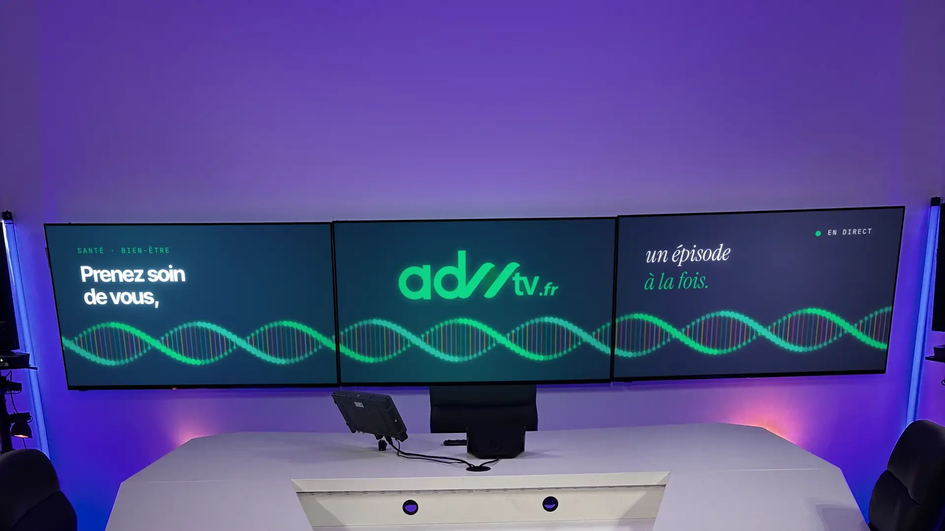 Le plateau Point Rouge habillé aux couleurs d’ADN TV, avec une double hélice animée